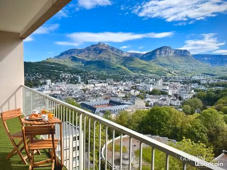 studio meublé 32 m² + balcon 7 m² – dernier étage – charges incluses