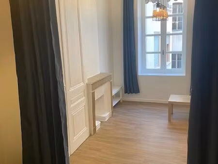 t1bis place st louis/lyon 7 (loué meublé)