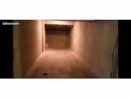 garage box double 27m² fermé et sécurisé à louer mi mars 2026