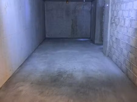 a louer double box souterrain en longueur