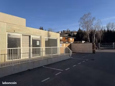 superbe emplacement pour ce local commercial de 90m2 avec parking privé. possibilité terra