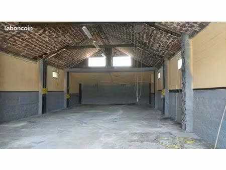 a louer local 200 m2 environ