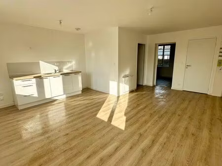appartement t2 rénové - centre bourg de trédion