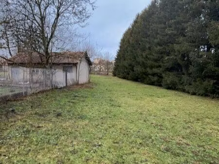 vend terrain avec petit bâtiment