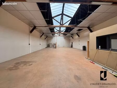 local 320 m² le coteau