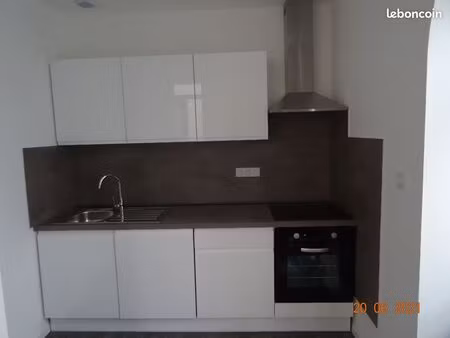 particulier loue f3 neuf en duplex 54m2 refait à neuf avec place de parking  très lumineux