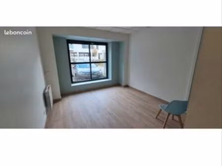 bureau 20m2 centre paramedical