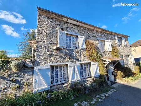 jolie maison atypique ancienne en pierre apparente avec poutres en chêne massif