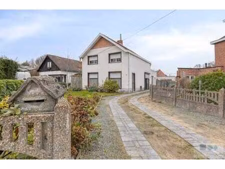 charmant renovatieproject met tal van mogelijkheden te it...