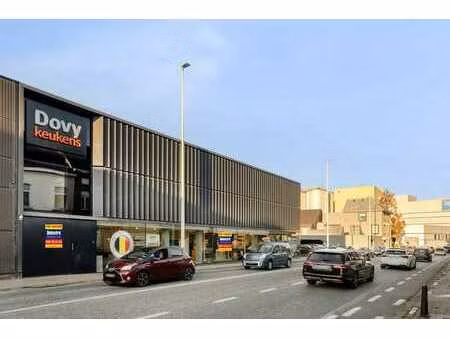 baanwinkel met parking op toplocatie