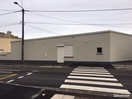 hangar avec 1 coin bureau et salle d'eau avec wc