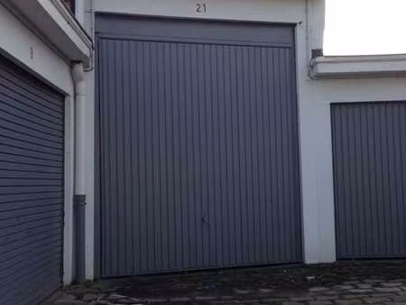 grand garage box fermé (box 21)