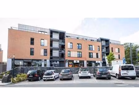 top gelegen commerce naast deli en domino's pizza