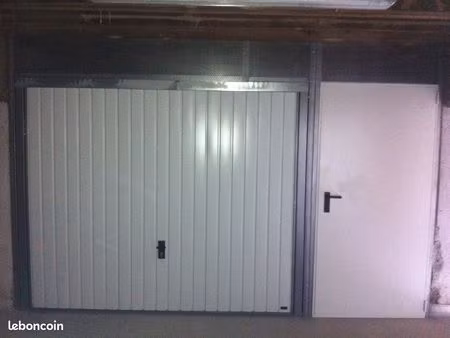 box neuf dans grand garage sécurisé