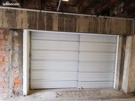 grande remise fermée dans garage sécurisé