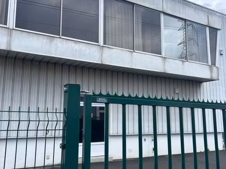 local commercial 130 m2 / parking clôturer / faible loyer