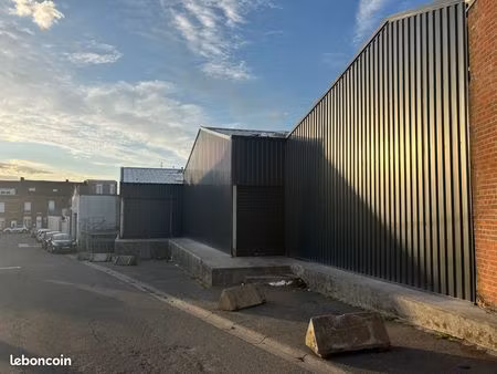 entrepôt avec quai de déchargement