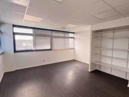plateau 4 bureaux-salle d’attente-salle de réunion