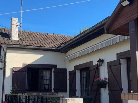 belle maison  exposée sur une très belle terrasse dans un quartier très calme  exposé  sud