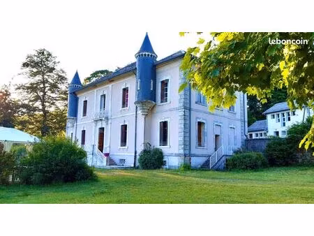 domaine de 14 ha avec château  gîtes  source  équipements loisirs  fort potentiel touristi