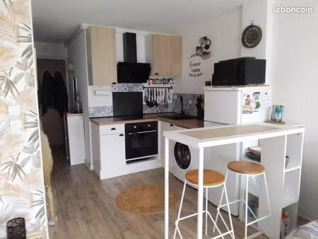 grand studio meublé refait - la grande motte centre ville