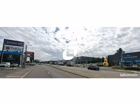 local commercial 1 500 m²