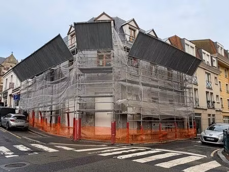 local commercial pontoise emplacement n*1  140m2 brut  tous commerces 3800/mois ht/hc