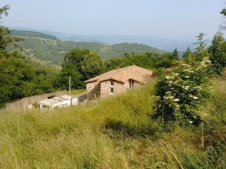 située entre lamastre et vernoux en vivarais  très belle ferme avec beau potentiel