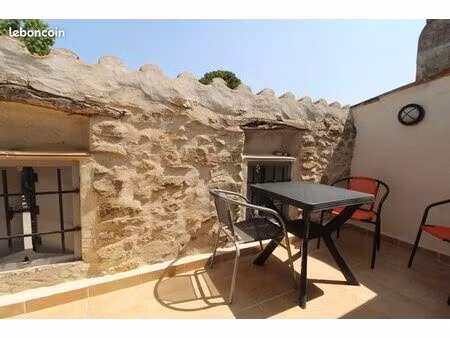 maison de village avec terrasse  ainsi qu'un jardin potager non-attenant  dans un village 