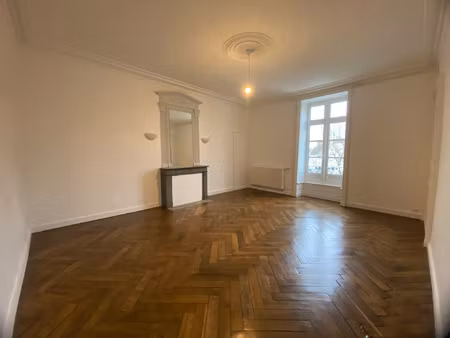 grand appartement de 113 m2 avec cachet  moulures et beaux p