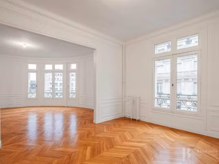 paris viii - beau 7 pièces de 233 m2 - 4 chambres - refait à neuf - quartier monceau