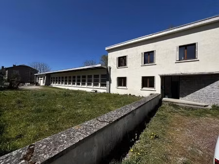 appartements et complexe commercial dans un village primé