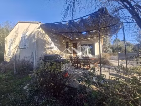 située à alès  maison de plain-pied 4 chambres sur un terrain de 1147 m² avec piscine hors