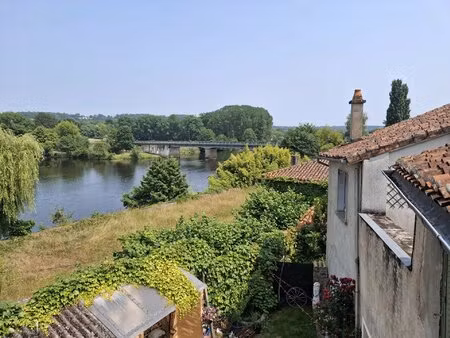 propriété médiévale modernisée de 3 étages dans un village surplombant la vienne