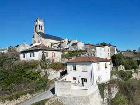 maison avec vue imprenable sur la rivière  nécessite des travaux de structure de la terras