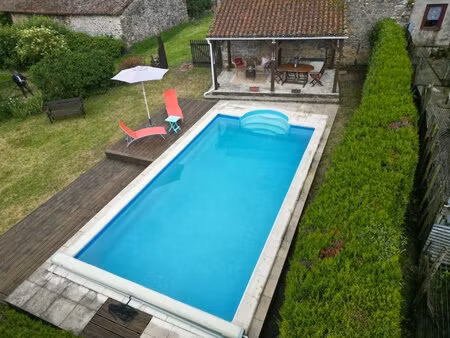 maison individuelle avec piscine dans un joli hameau