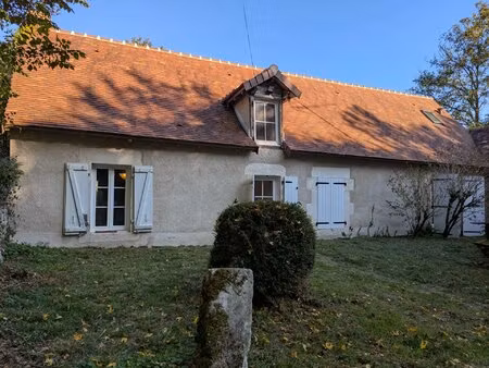 une maison de caractère entourée d'une forêt