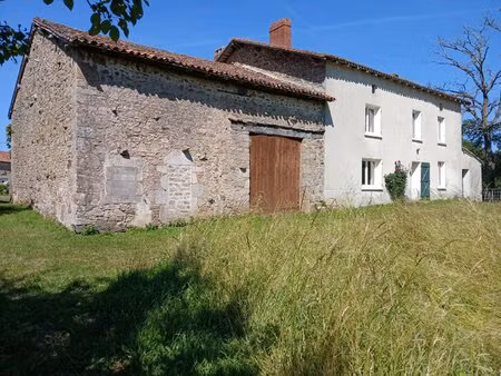 ensemble immobilier avec granges et dépendances  avec accès à la rivière  sur 2.8 hectares