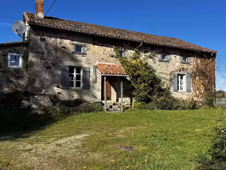 la maison en pierre idéale dans un cadre idyllique avec piscine