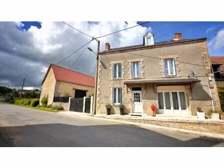 spacieuse maison de village rénovée avec une grande grange et un généreux jardin intérieur