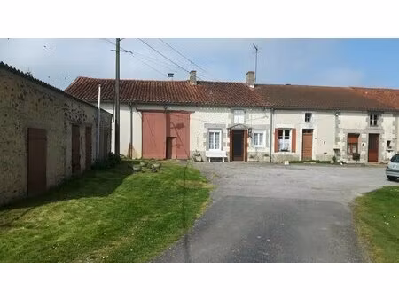 hameau de 3 maisons et granges avec 5 hectares