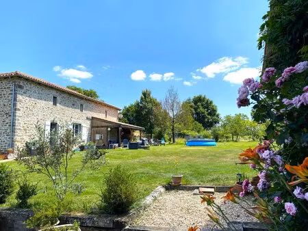 jolie maison de campagne avec un grand jardin et de belles dépendances