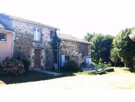 maison en pierres avec dépendances et vaste terrain de 6300 m²