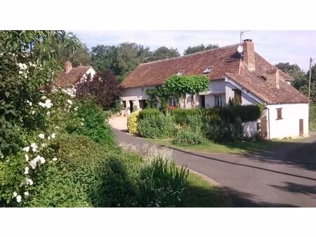 charmante maison en pierre dans un endroit tranquille