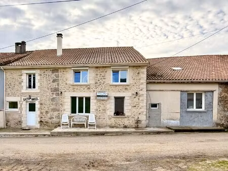 propriété avec charme et potentiel dans un cadre rural paisible avec deux granges.