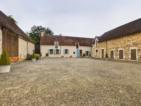 ferme classique  grandes granges  piscine et 4 hectares!
