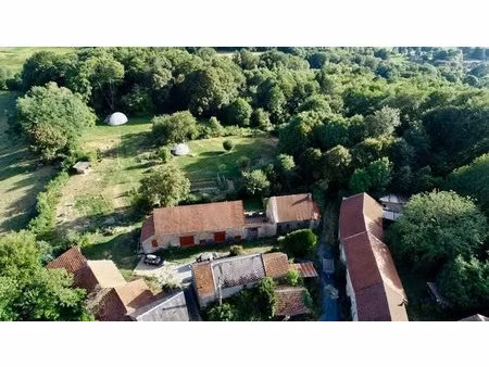 belle ferme située dans une campagne vallonnée avec un gîte et 2 dômes géodésiques