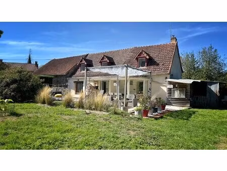 maison de caractère avec grange  piscine et espaces verts