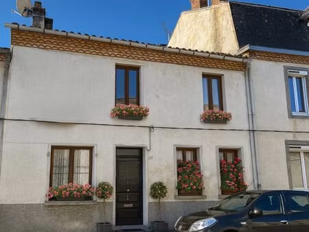 maison de ville pleine de caractère  idéalement située dans la cité médiévale du dorat