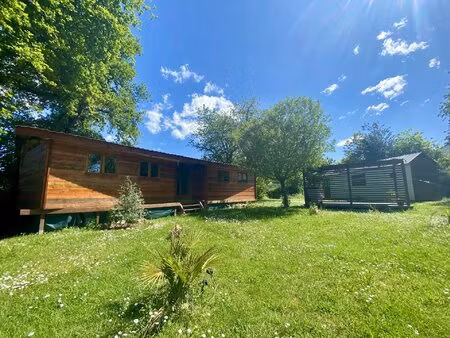 un ensemble de petites maisons dans un hameau calme